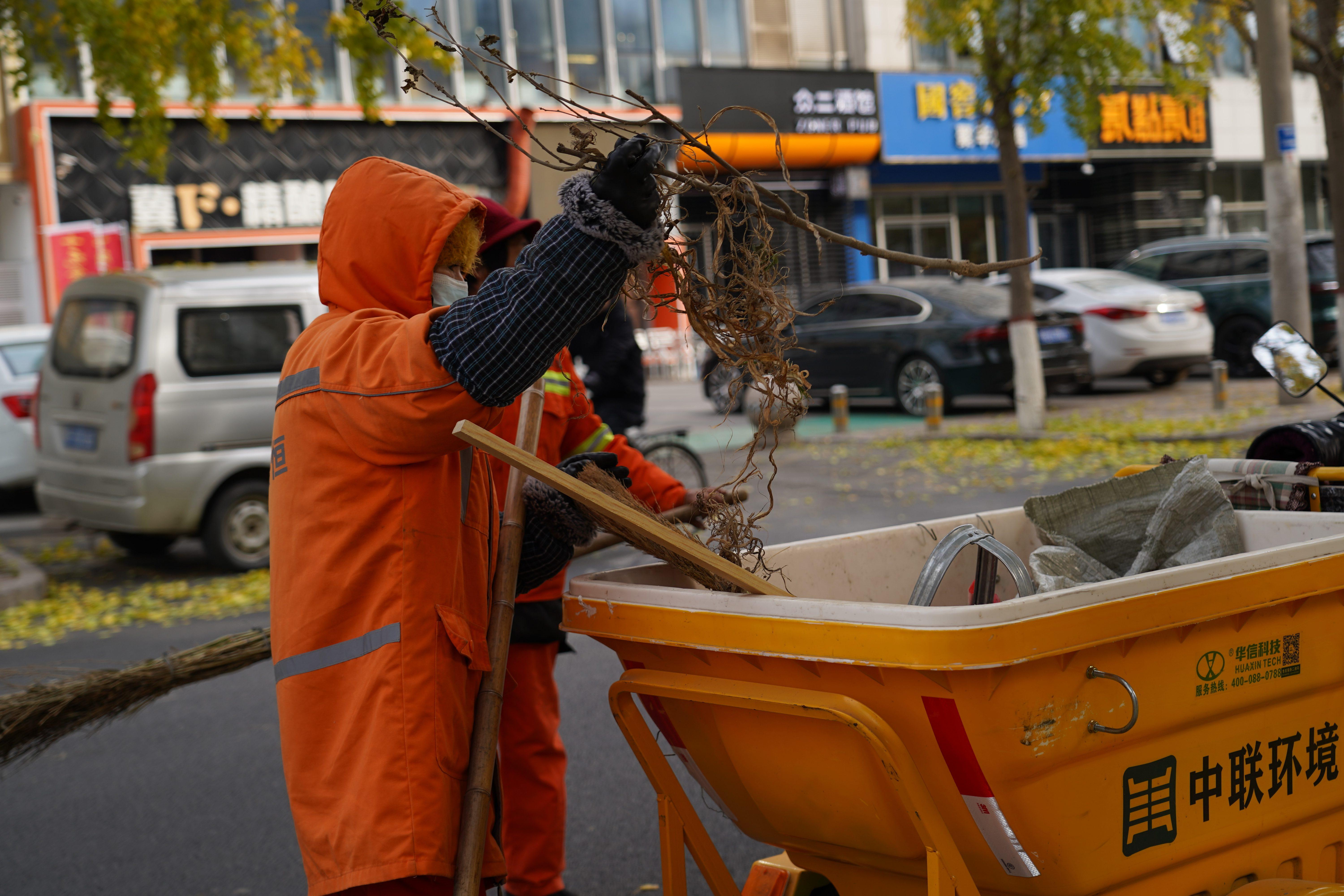 环卫工人清扫落叶。 牛思蒙摄