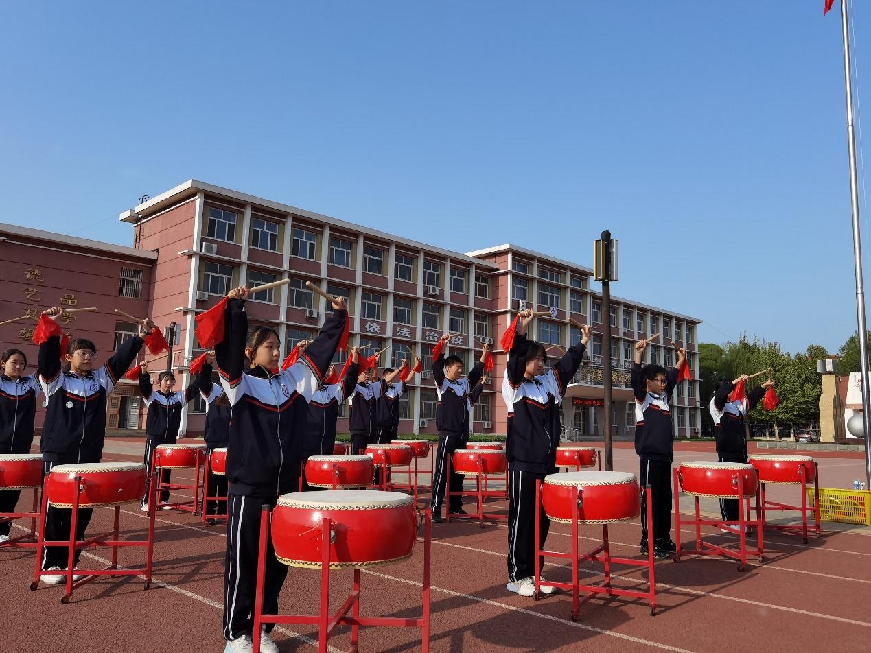 11月10日，华北油田机关中学的同学们在老师的指导下练习鼓法。王莉摄