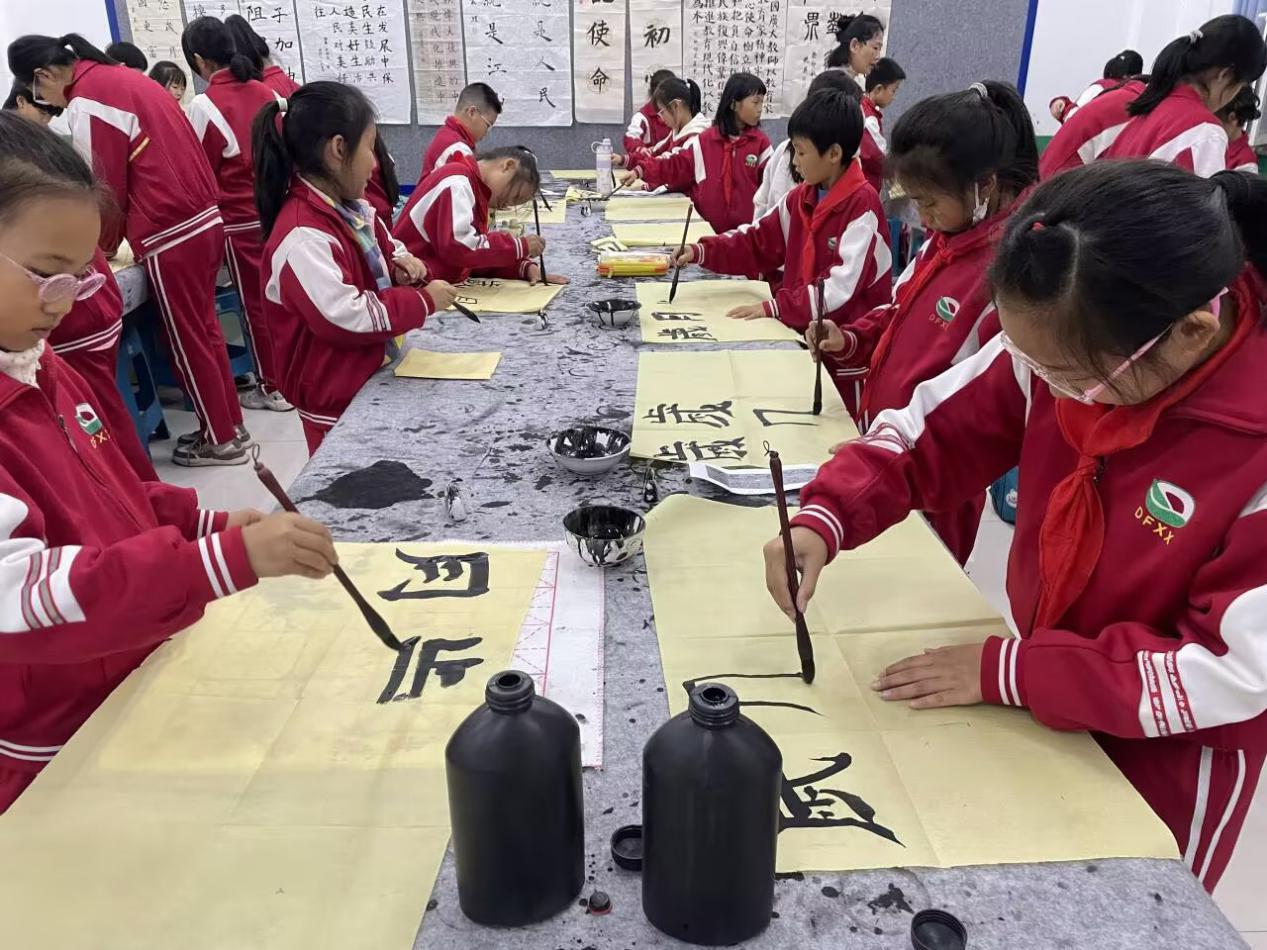 近日,华北油田东风小学的同学们正在纪老师的指导下进行运笔练习。王登科摄