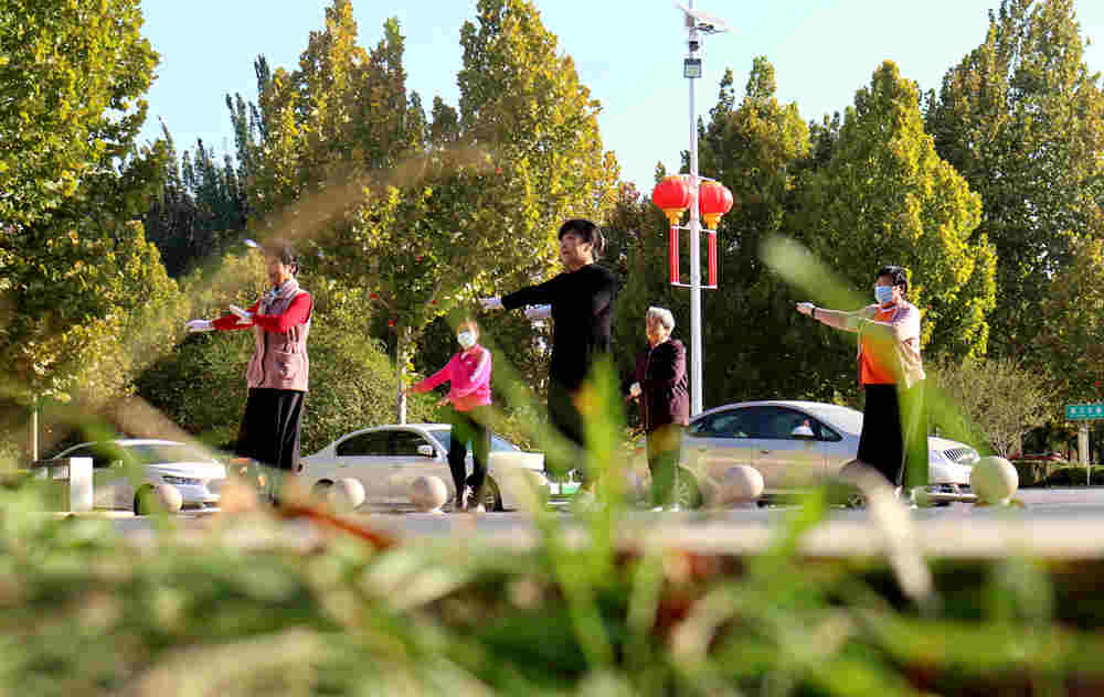 市民在“口袋公园”锻炼身体。 彭锦帅摄