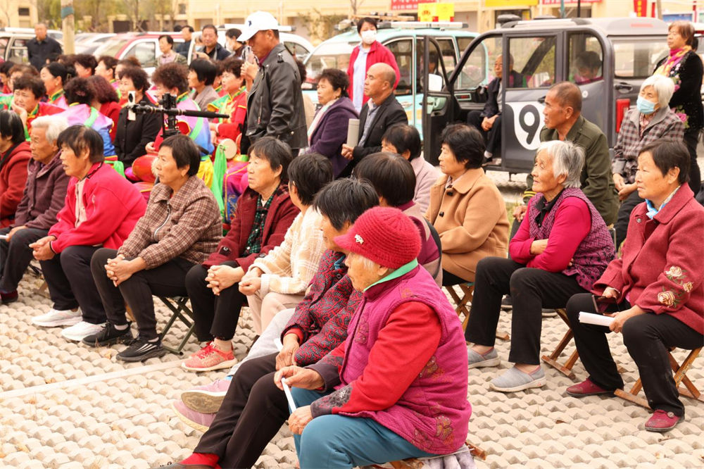 現場村民。 齊紅雨攝