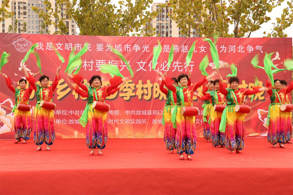 腰鼓表演。 齊紅雨攝