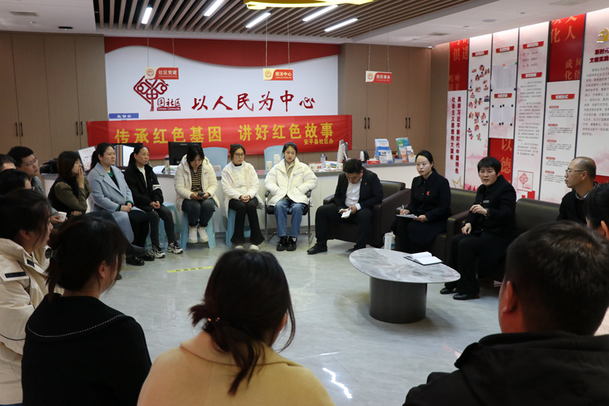 河北省安平县的老党员王彦芹走进温泉社区，与群众一同重温峥嵘岁月。 郝琪琪摄