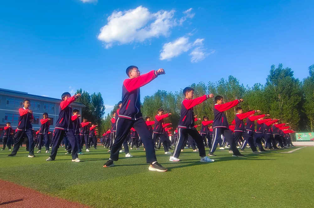 高碑店市軍城中學學生練習軍體拳。 高碑店市教體局供圖