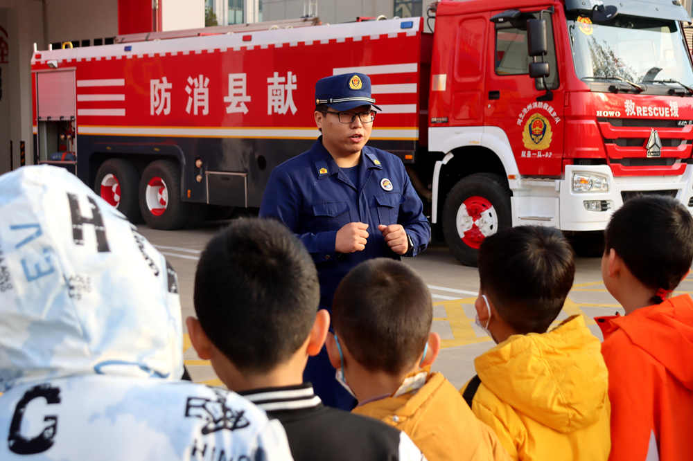 消防員帶領學生們參觀。 彭錦帥攝