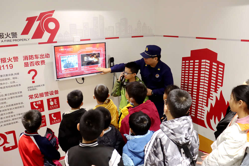 學生們體驗模擬報警。 彭錦帥攝