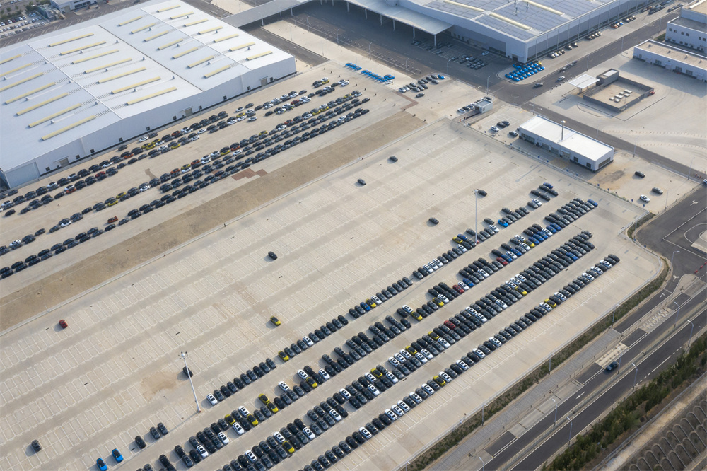 領克汽車出廠新車停車場。 張家口市委宣傳部供圖