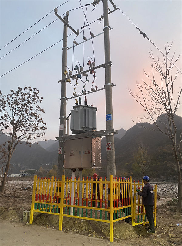 國網淶水縣供電公司員工為新建變壓器加裝圍欄。 張宏偉攝