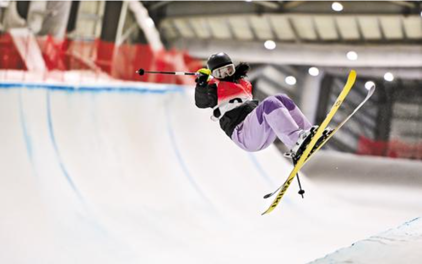 11月19日，我省运动员陈紫菡在全国自由式滑雪与单板滑雪U型场地青少年锦标赛女子组比赛中。 河北日报记者王伟宏摄