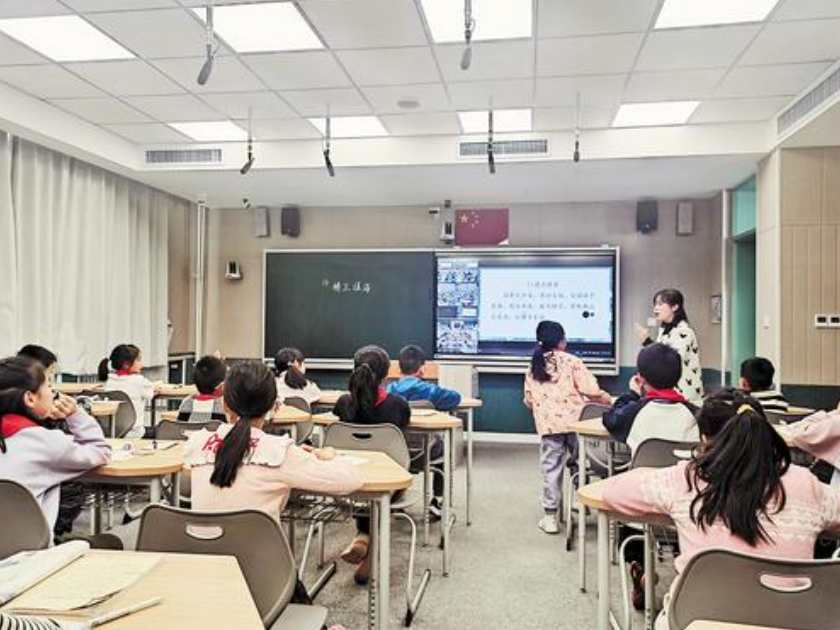 11月6日的“双师课堂”上，雄安史家胡同小学的学生踊跃回答问题，并与北京的学生视频交流。 河北日报记者解丽达摄
