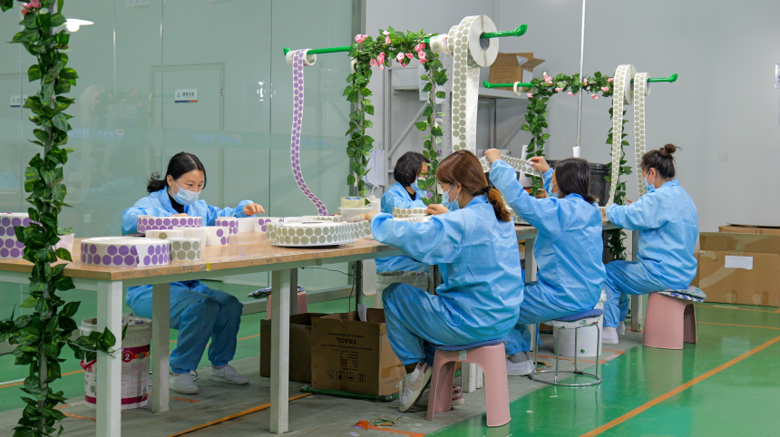 工人正在對精密研磨拋光材料進行檢驗。 劉世鑫攝