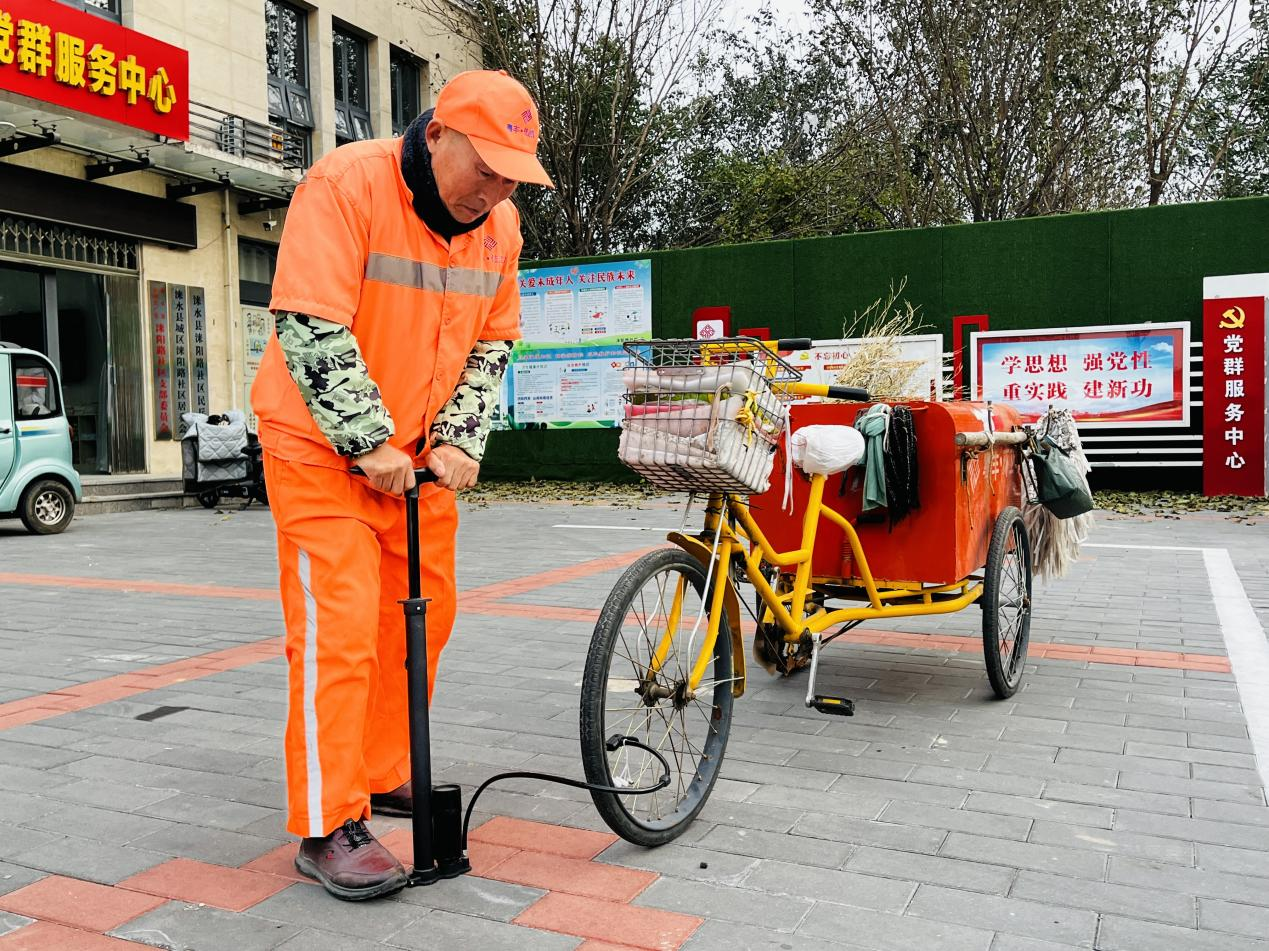 环卫工人使用户外劳动者驿站提供的工具给环卫车辆打气。李金璐摄
