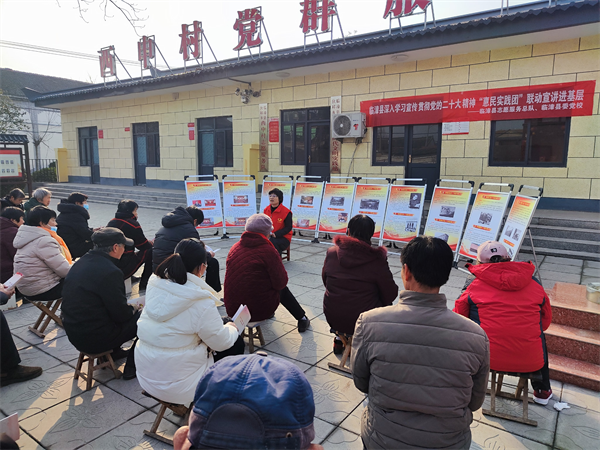 临漳县委党校老师在狄邱乡西申村开展“板凳课堂”理论宣讲。 王艳红摄