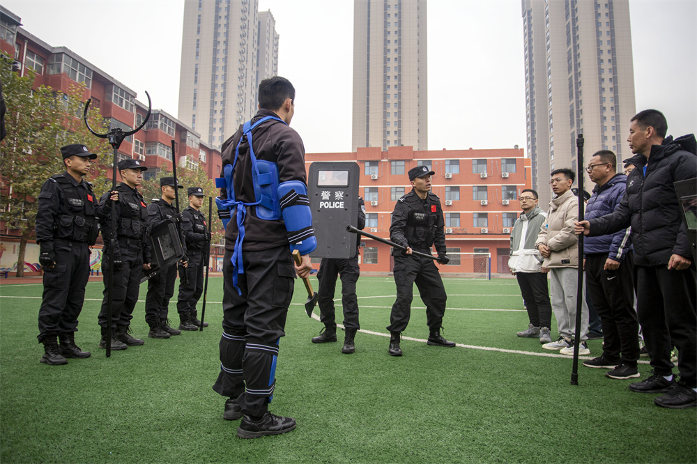日前，河北省邯郸市公安局特警支队干警走进复兴区第二实验小学，开展警民共建安全教育活动，特警为老师们讲解校园防爆处突。 聂长青摄