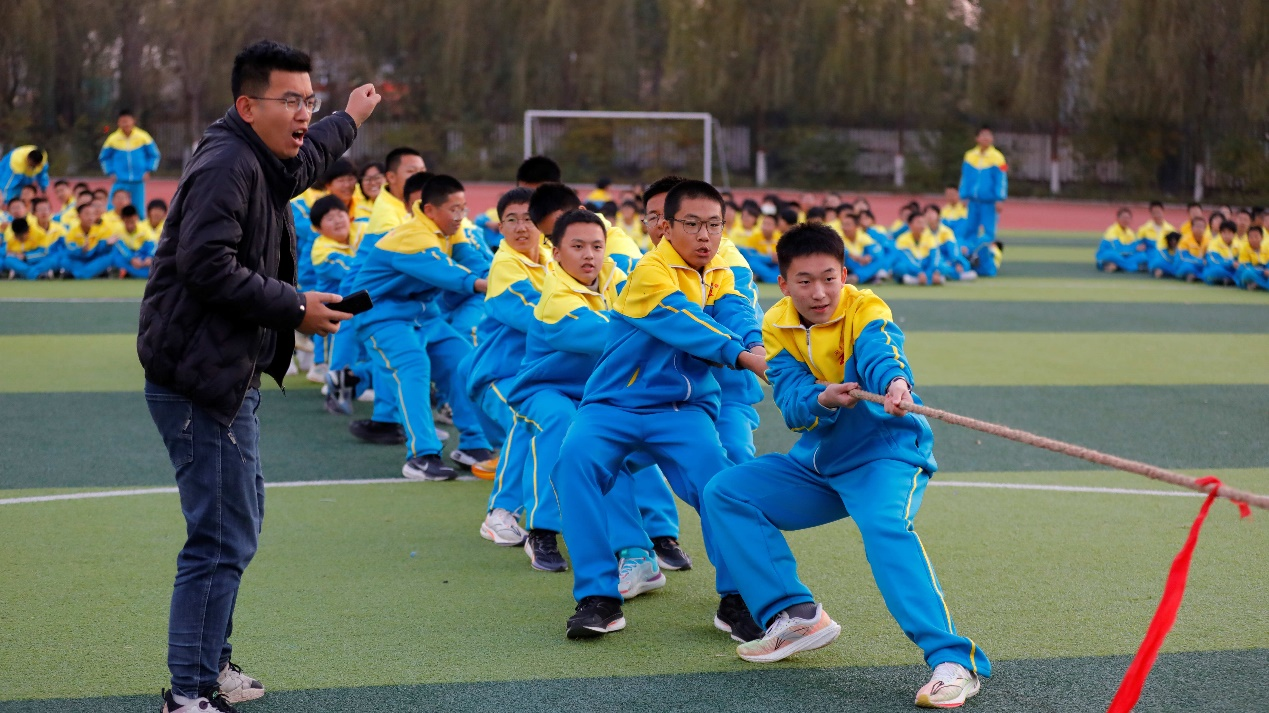 老师为学生拔河鼓劲加油。 张春生摄