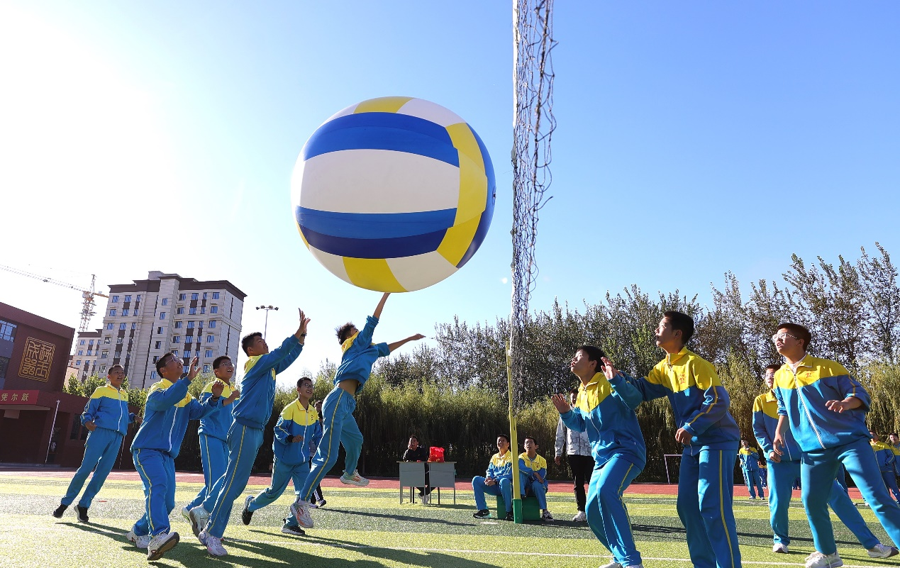 学生们在操场上做游戏。 张春生摄