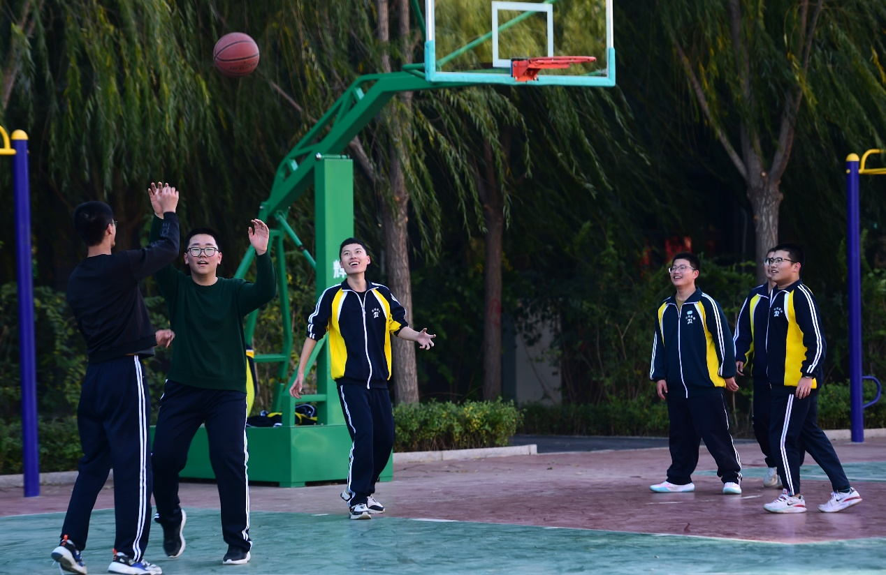 学生们在进行篮球比赛。 傅新春摄