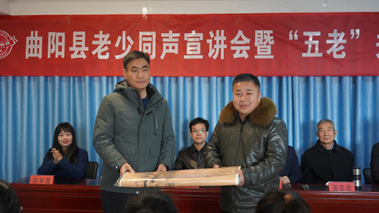 老干部局对青年书法协会捐赠学习物资。 李扬摄