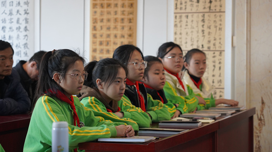学生们正在认真聆听。 李扬摄