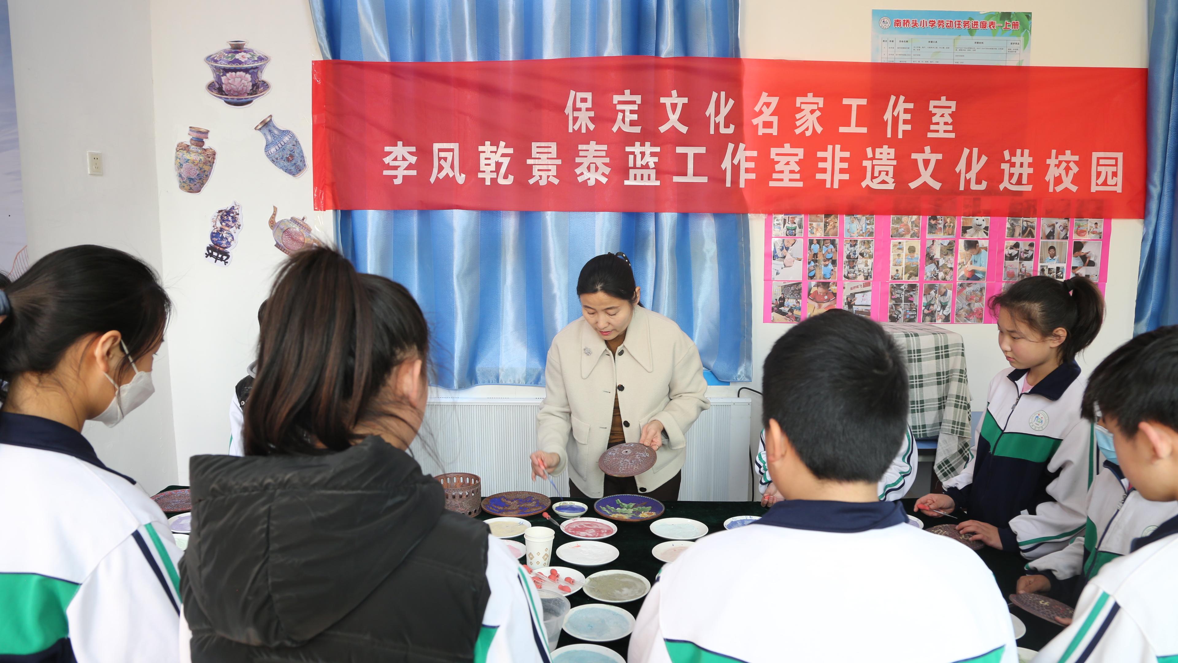 李鳳乾為學生們示范“點藍”工藝制作流程。 賈晨陽攝