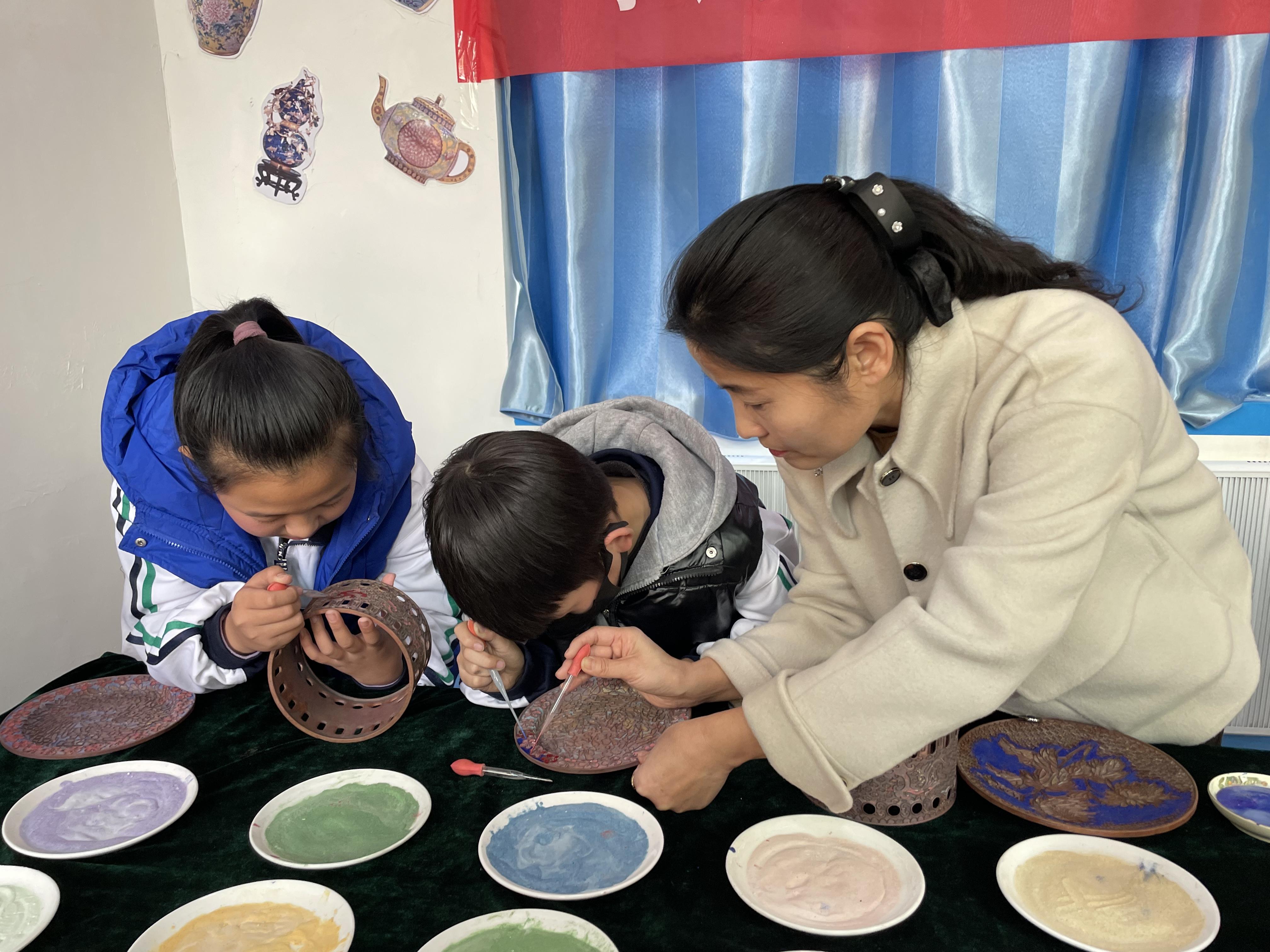 李鳳乾指導學生如何“點藍”。 賈晨陽攝