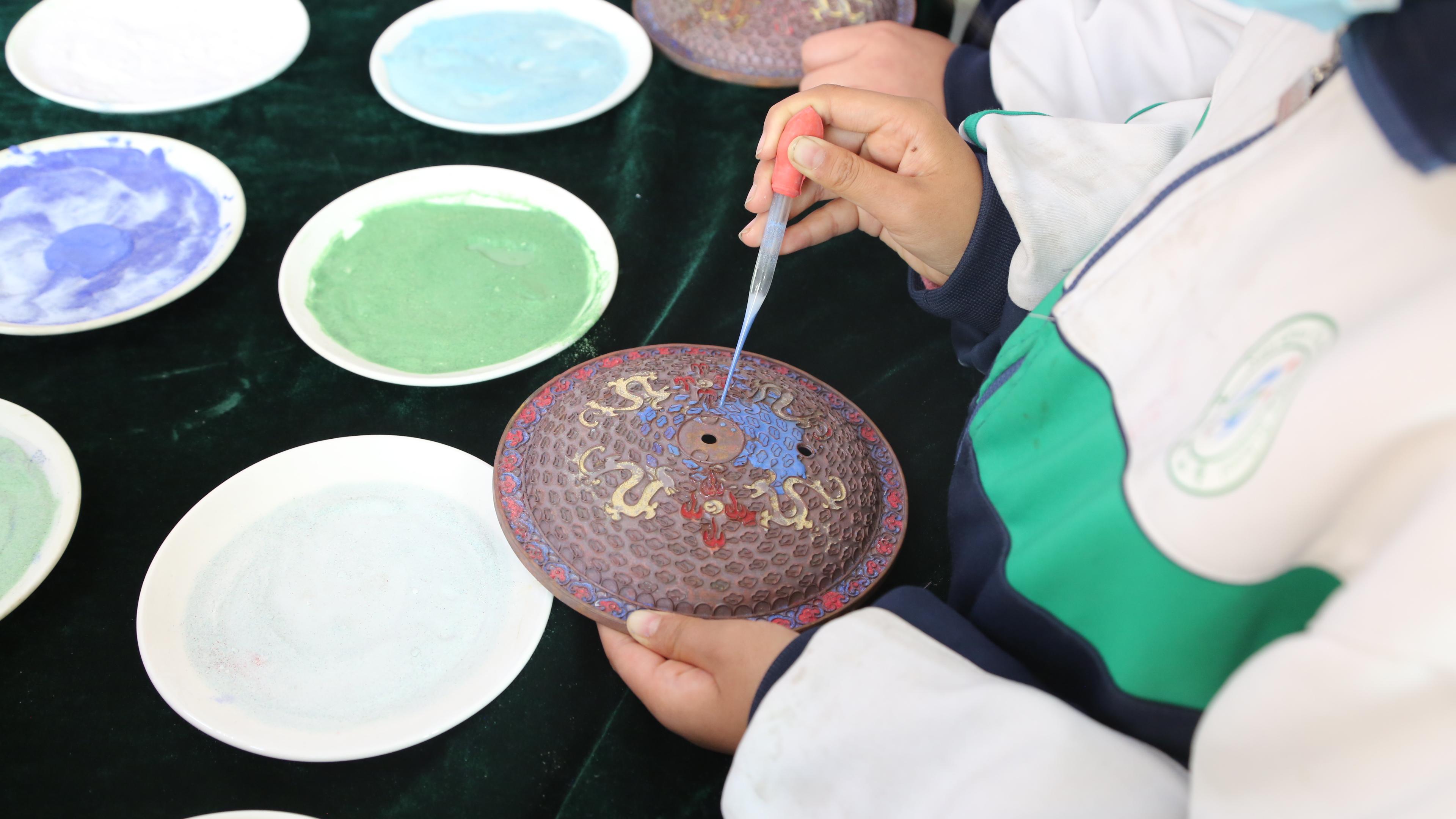 學生學習“點藍”制作工藝流程。 賈晨陽攝