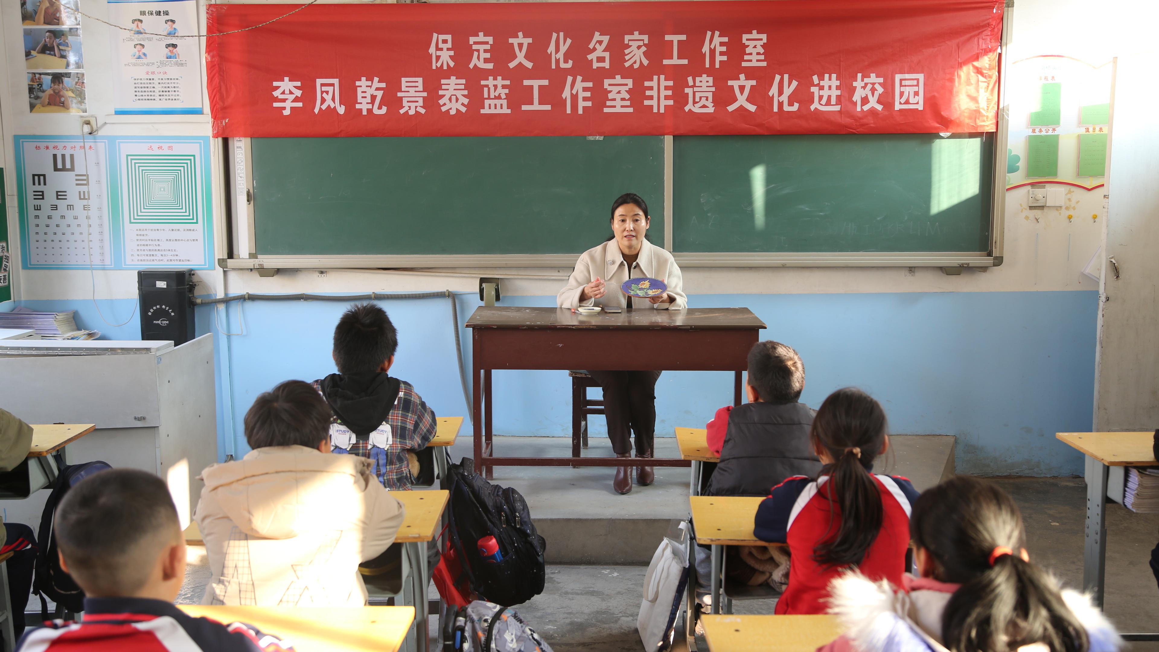 李鳳乾為學生們講解景泰藍制作工藝。 賈晨陽攝