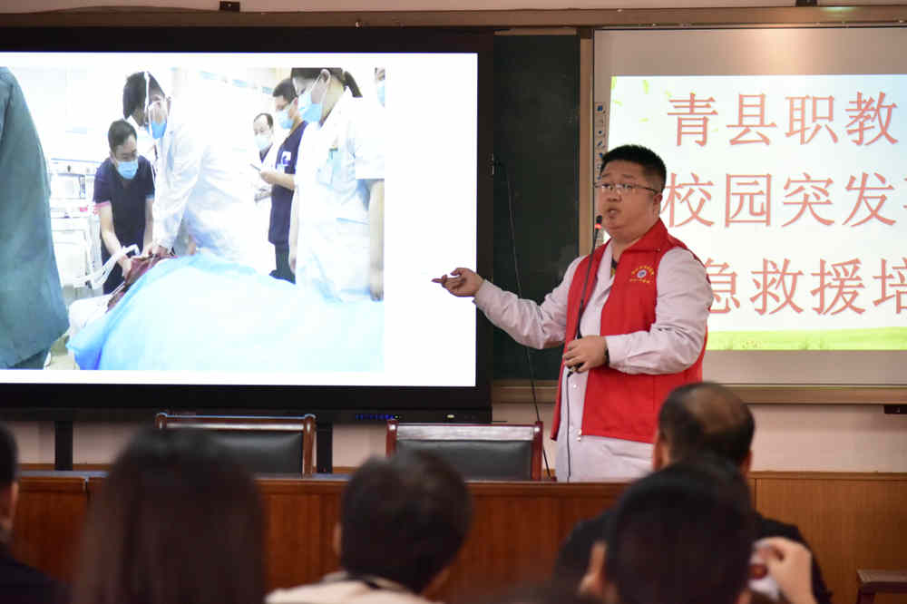 醫療志願者開展急救知識科普講座。 尹向平攝