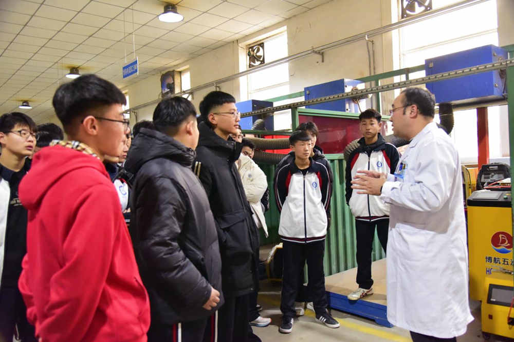 青縣醫療志願者在焊接實操教室向學生傳授護眼知識。 尹向平攝