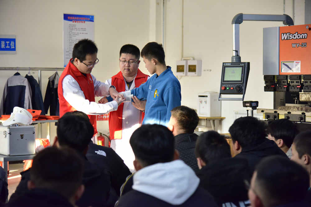 青縣醫療志願者在數控機床實操教室向學生傳授急救技巧。 尹向平攝