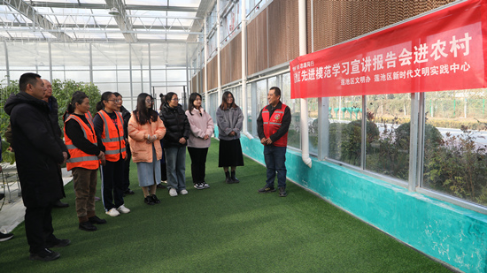 “保定好人”“莲池区道德模范”王建辉在焦庄乡农业大棚进行宣讲。 莲池区委宣传部供图