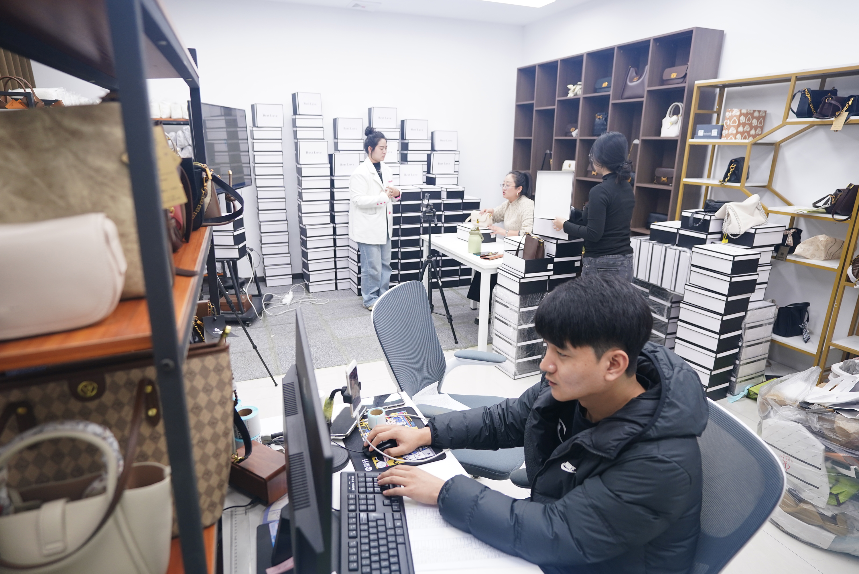 11月22日,白溝新城雲谷奇智電商園,客服人員處理售后問題。 孫珞瑜攝