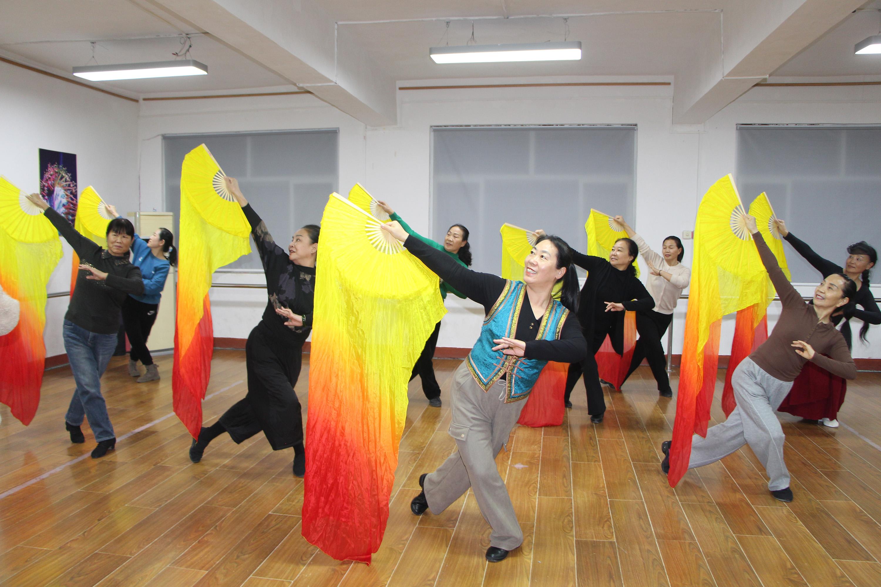 在县文化馆舞蹈文化活动室，群众排练扇子舞《唱支山歌给党听》。 杨瀰摄