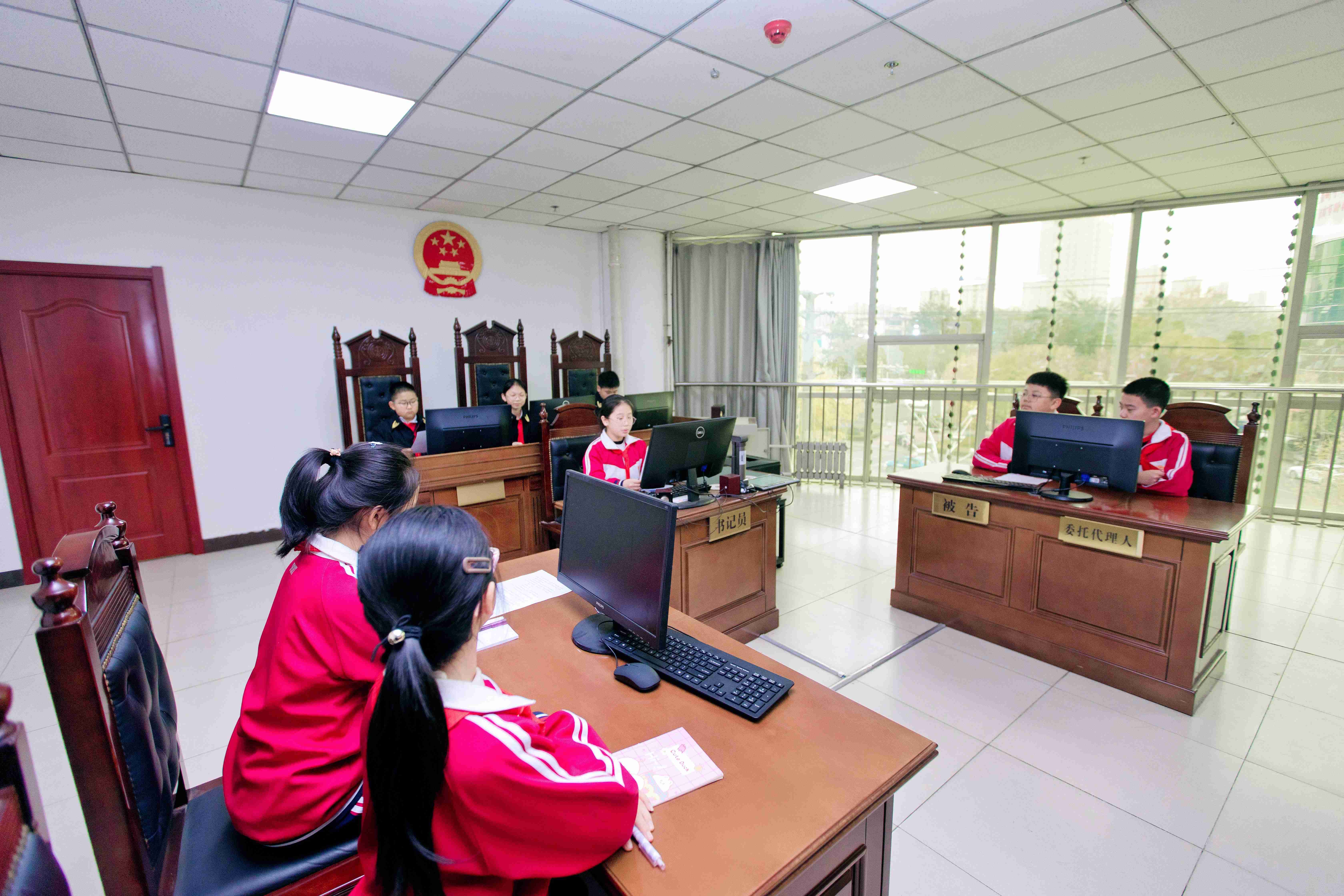 沧州市运河区育红小学学生在“模拟法庭”辩论。 王学义摄
