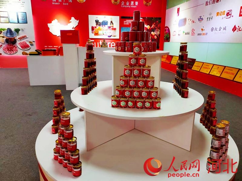 河北京馨泉食品有限公司產品展示。 人民網記者 楊文娟攝