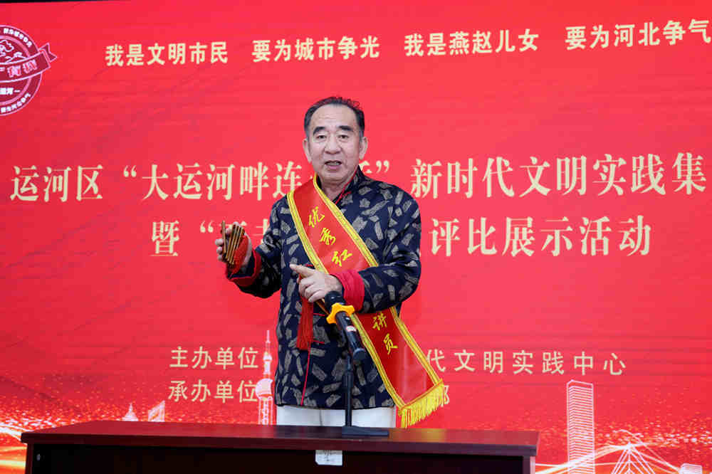“五老宣讲员”用快板的形式讲述身边巨变。 杨洋摄