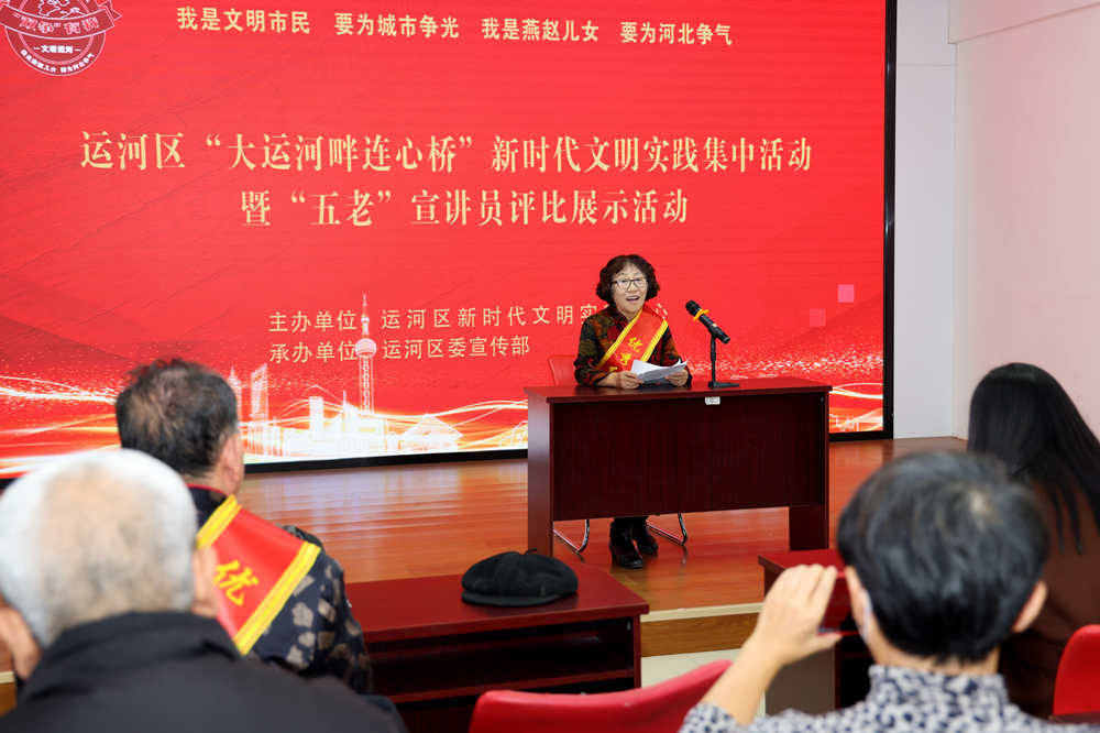 “五老宣讲员”讲述家风故事并与观众互动。 杨洋摄
