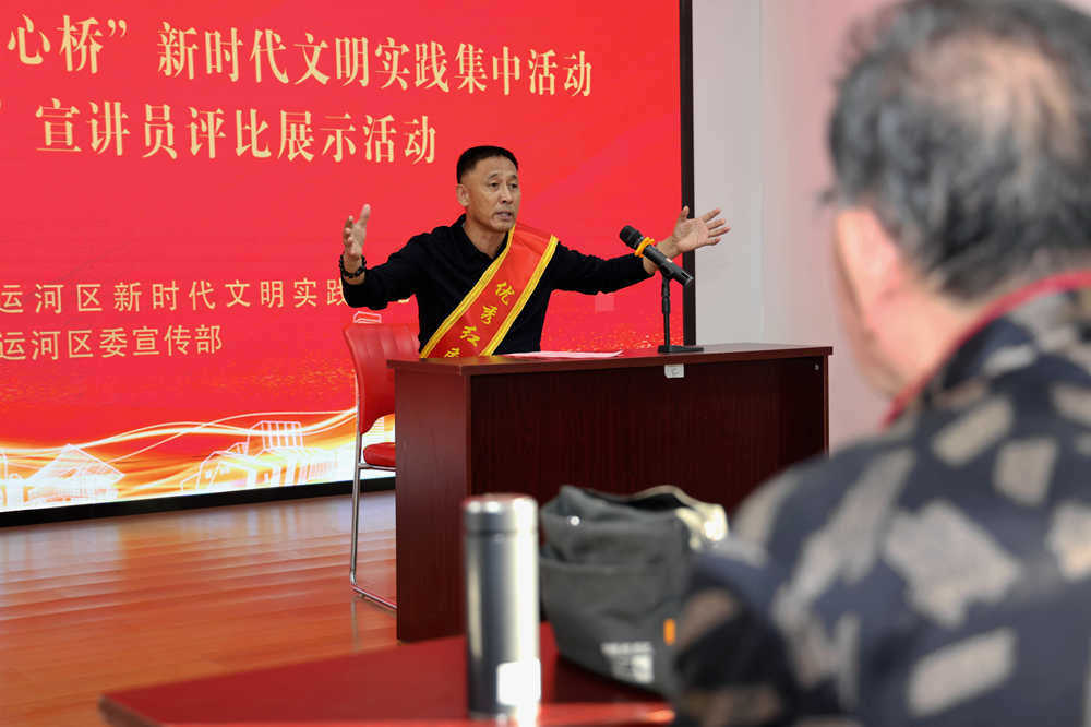 “五老宣讲员”讲述红色故事。 杨洋摄