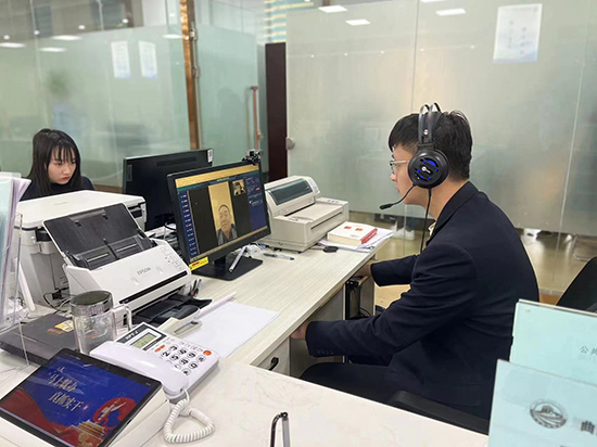 曲陽縣行政審批局工作人員通過“視頻幫辦”系統為辦事群眾解答問題。 司金霞攝