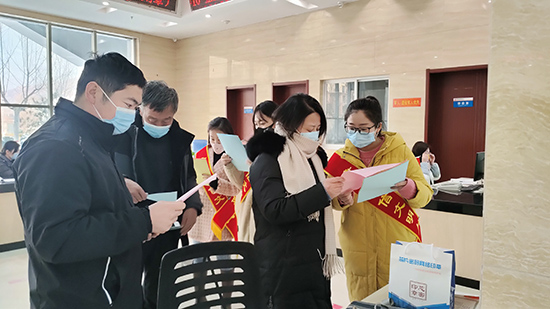 曲陽縣行政審批局工作人員為群眾提供“視頻幫辦”政策普及講解。王克攝