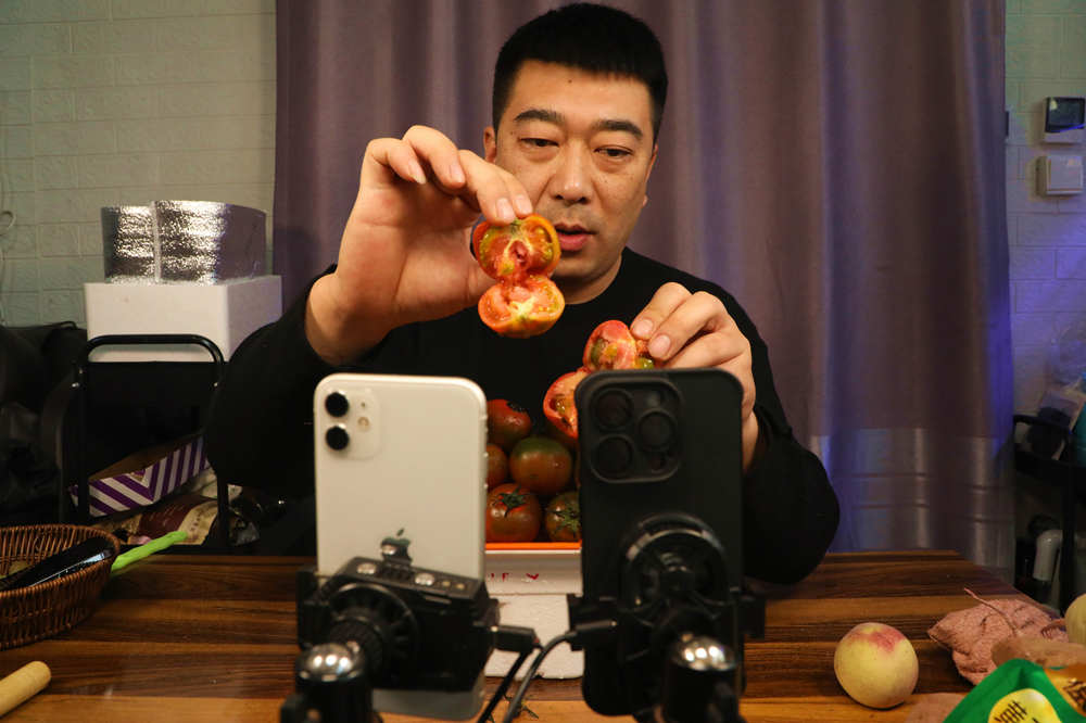 在五百戶鎮，主播介紹酸甜多汁的西紅柿。 陳宏儒攝
