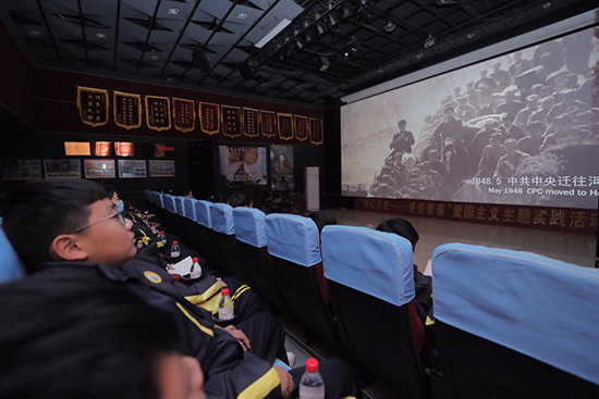 在文安县大柳河镇和民电影收藏馆，大柳河镇中学学生正在观看红色电影。陈童摄