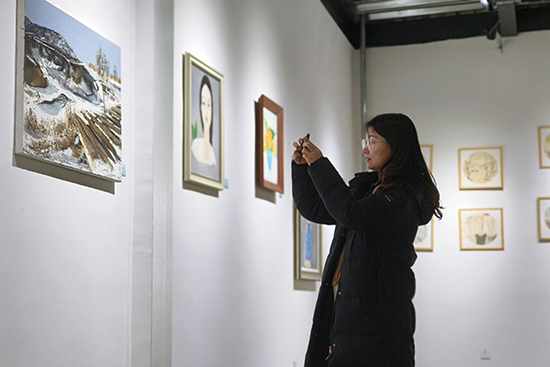 保定市徐水区户木乡幸福村移民工程艺术展厅内，游客在欣赏展出作品。李月英摄