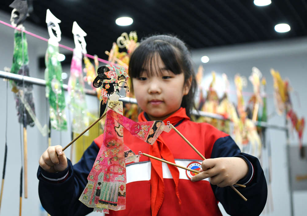 河間市第一實驗小學學生練習皮影道具。 苑立偉攝