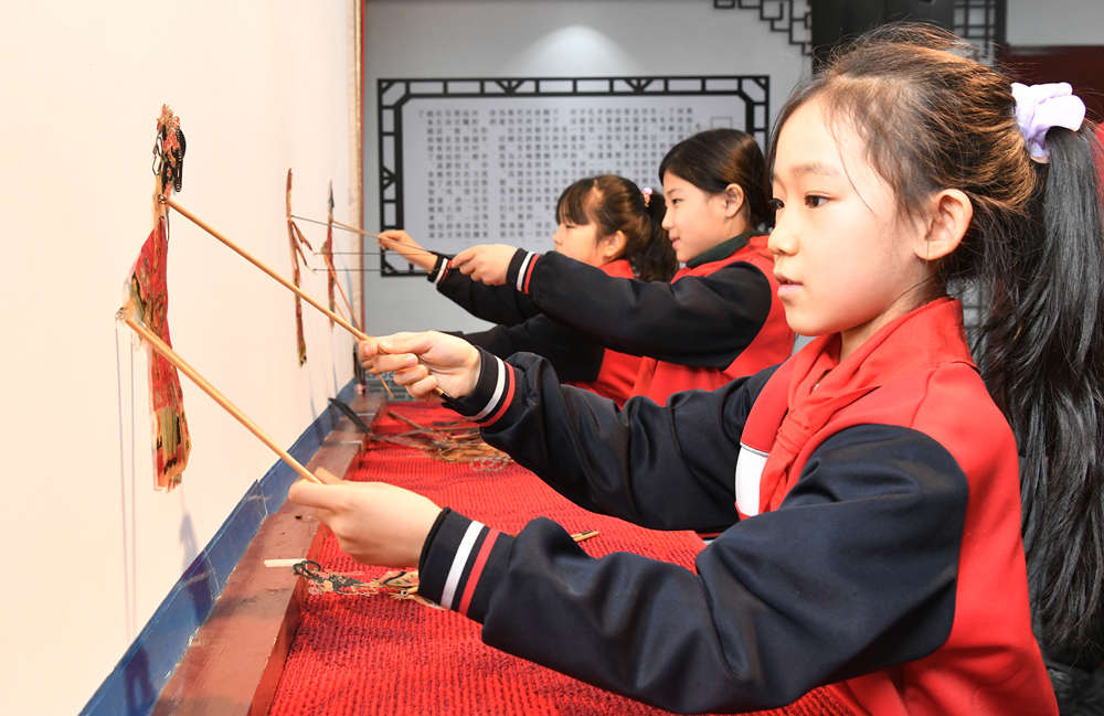 河間市第一實驗小學學生練習皮影道具。 苑立偉攝