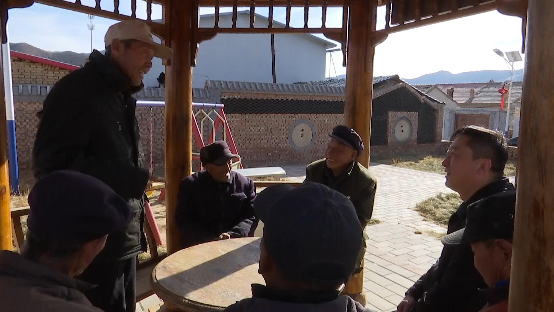 崇禮區西灣子鎮太平庄村光榮在黨50年老黨員范美秀結合自身經歷，重溫歷史，珍惜現在，教育引導村民聽黨話、感黨恩、跟黨走。 崇禮區委宣傳部供圖