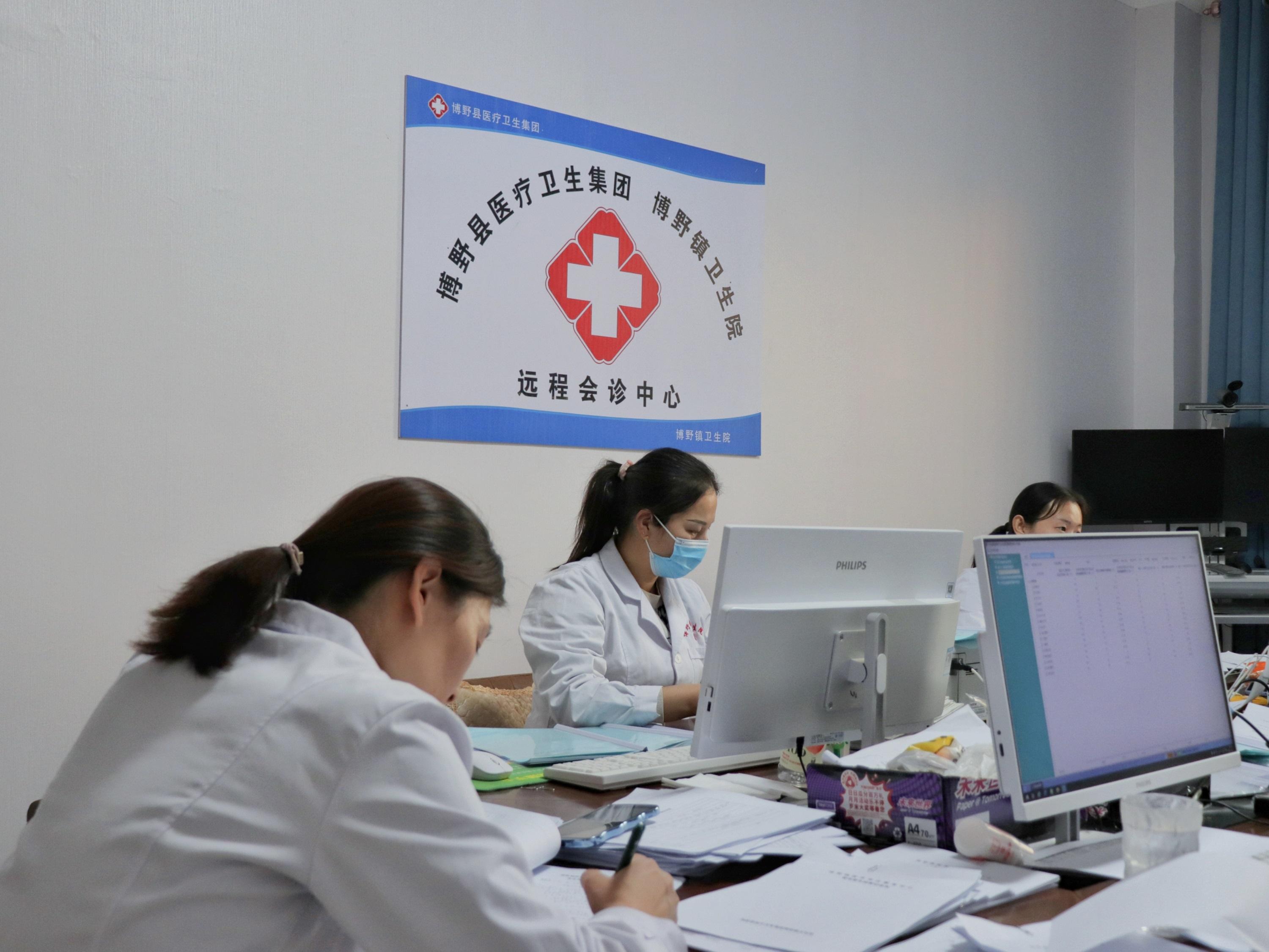 鄉鎮衛生院的遠程會診中心醫生正在工作。 張光偉攝
