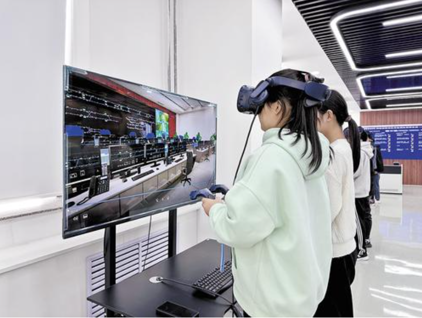 11月22日，河北交通职业技术学院学生在该校智慧运维虚拟仿真实训基地进行模拟训练。河北日报记者 陈华摄