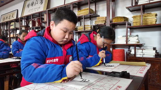 深澤縣逸夫小學依托書法課讓學生學習宣傳憲法。 深澤縣司法局供圖