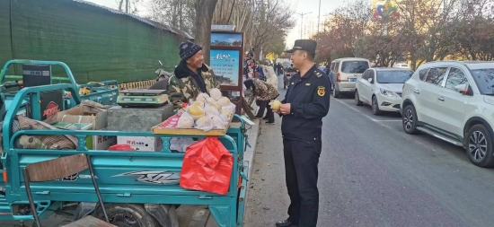 定州市城管局工作人员到规范经营区，了解“安家落户”摊主的经营情况及需求。 定州市城管局供图